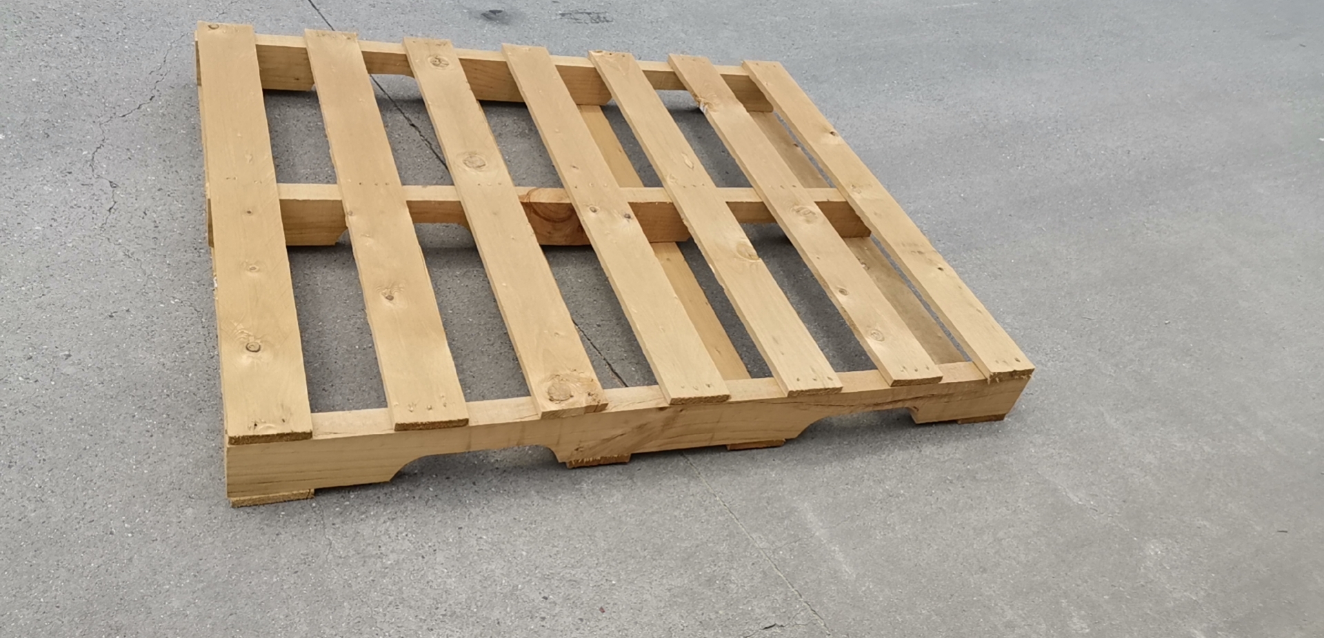 大东根据材质选择木托盘